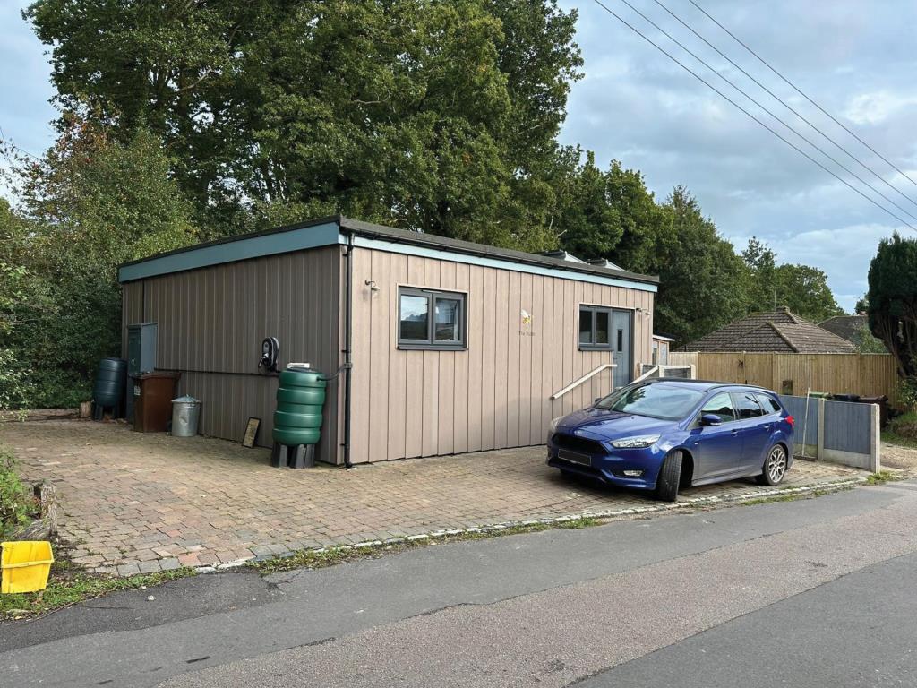 Lot: 26 - TWO-BEDROOM STUDIO FOR HOLIDAY LETTING - Detached Studio